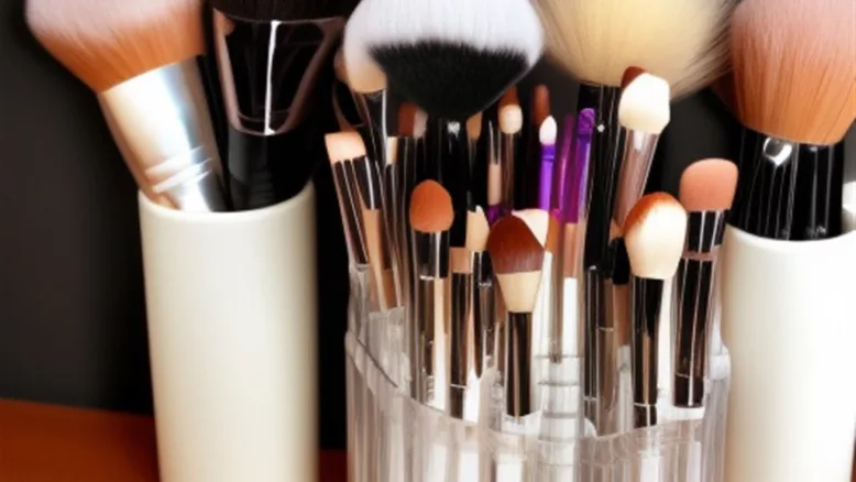 Jak zorganizować swoje pędzle do makijażu